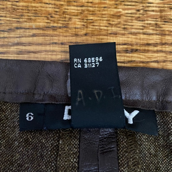 VINTAGE WOOL PENCIL SKIRT by DKNY - Picture 12 of 13